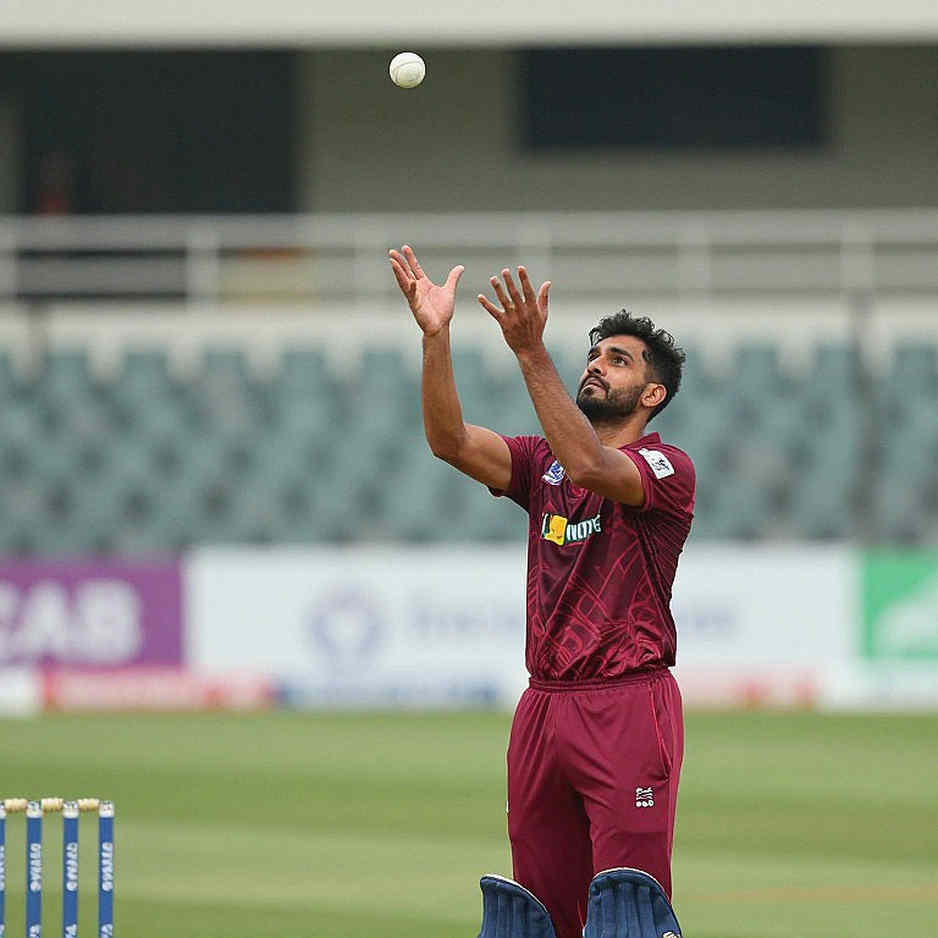 পাওয়ারপ্লের হিসাব আর নীরব ঘড়ি: ২০২৬ টি-টোয়েন্টি চক্রে কে আসলে কাকে গড়ছে